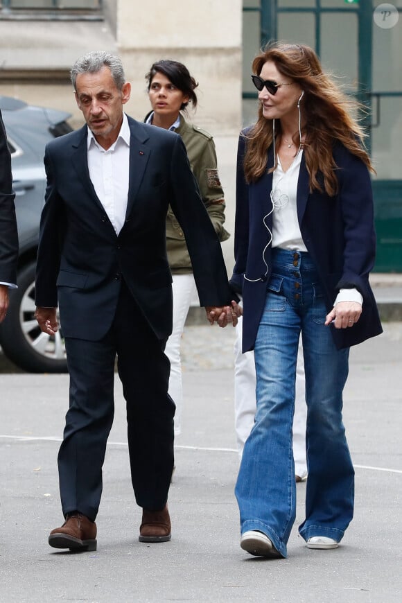 Exclusif - L'ancien président Nicolas Sarkozy et sa femme Carla Bruni vont voter pour le second tour des élections législatives au lycée La Fontaine à Paris le 7 juillet 2024. © Christophe Clovis / Bestimage