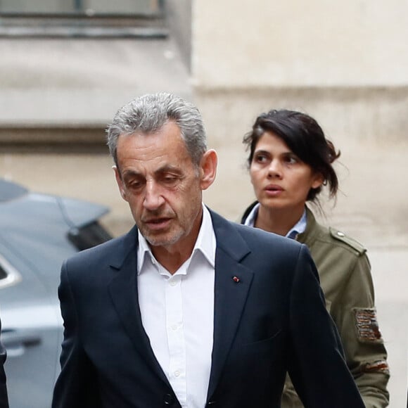 Exclusif - L'ancien président Nicolas Sarkozy et sa femme Carla Bruni vont voter pour le second tour des élections législatives au lycée La Fontaine à Paris le 7 juillet 2024. © Christophe Clovis / Bestimage