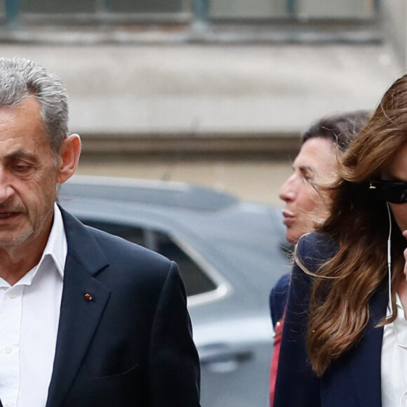 Exclusif - L'ancien président Nicolas Sarkozy et sa femme Carla Bruni vont voter pour le second tour des élections législatives au lycée La Fontaine à Paris le 7 juillet 2024. © Christophe Clovis / Bestimage