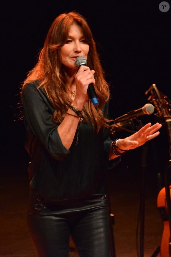 Carla Bruni chante sur la scène du Teatro Dal Verme dans le cadre du Worm Up! Festival le 6 juillet 2024.