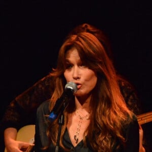 Carla Bruni chante sur la scène du Teatro Dal Verme dans le cadre du Worm Up! Festival le 6 juillet 2024.