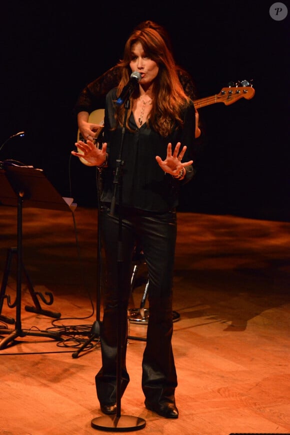 Carla Bruni chante sur la scène du Teatro Dal Verme dans le cadre du Worm Up! Festival le 6 juillet 2024.