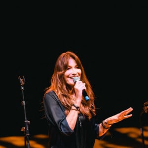 Carla Bruni chante sur la scène du Teatro Dal Verme dans le cadre du Worm Up! Festival le 6 juillet 2024. © Alessandro Bremec/IPA via ZUMA Press / Bestimage