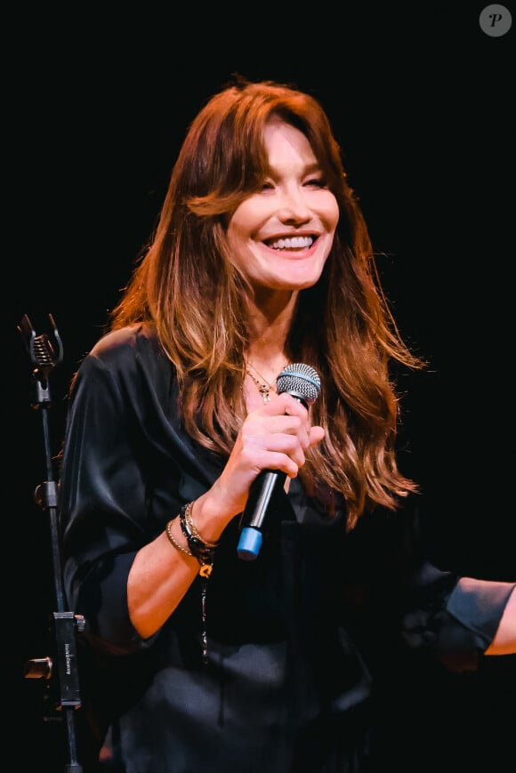 Carla Bruni chante sur la scène du Teatro Dal Verme dans le cadre du Worm Up! Festival le 6 juillet 2024. © Alessandro Bremec/IPA via ZUMA Press / Bestimage