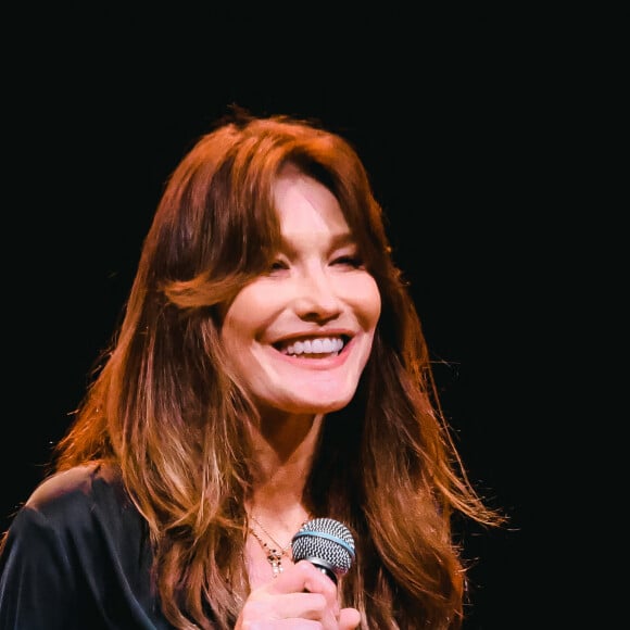 Carla Bruni chante sur la scène du Teatro Dal Verme dans le cadre du Worm Up! Festival le 6 juillet 2024. © Alessandro Bremec/IPA via ZUMA Press / Bestimage