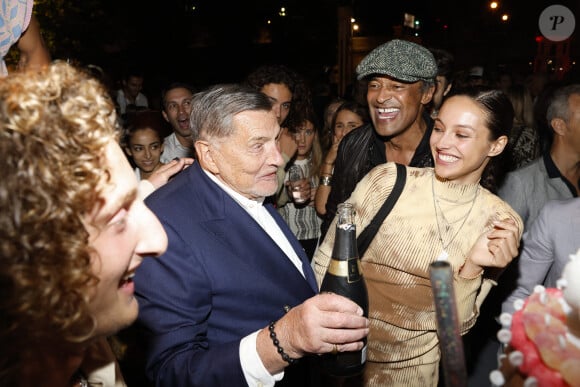 La jolie brune fête aujourd'hui ses 27 ans
 
Exclusif - Jean-Claude Camus (boit à la bouteille), Yannick Noah et sa fille Jenaye lors de la soirée d'anniversaire de Joalukas Noah, fils de Yannick Noah et Isabelle Camus, pour ses 18 ans à Paris le 10 juin 2022. © Cyril Moreau / Bestimage