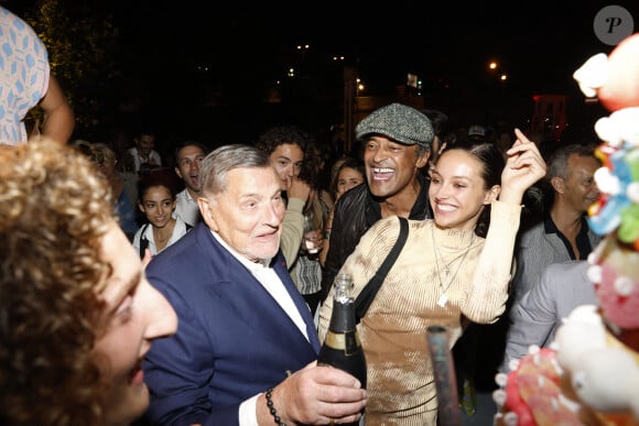 "Happy birthday chérie. Love you", ajoute Yannick Noah
 
Exclusif - Jean-Claude Camus (boit à la bouteille), Yannick Noah et sa fille Jenaye lors de la soirée d'anniversaire de Joalukas Noah, fils de Yannick Noah et Isabelle Camus, pour ses 18 ans à Paris le 10 juin 2022. © Cyril Moreau / Bestimage