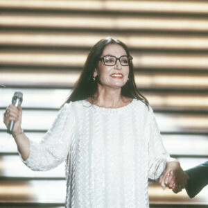 En 2015, la star de la chanson au 350 millions d'albums vendus avait surmonté un cancer.
Nana Mouskouri et Caterina Valente en décembre 1985