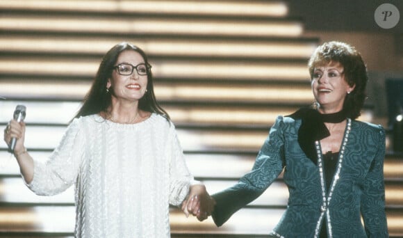 En 2015, la star de la chanson au 350 millions d'albums vendus avait surmonté un cancer.
Nana Mouskouri et Caterina Valente en décembre 1985