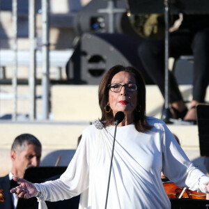 "J'ai eu beaucoup de chance de m'en sortir car c'est un cancer grave. Le docteur a dit que j'étais forte"
Nana Mouskouri chante l'hymne français et grecque lors de la cérémonie de la Flamme Olympique le 26 avril 2024