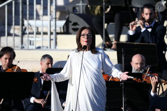 "J'ai eu beaucoup de chance de m'en sortir car c'est un cancer grave. Le docteur a dit que j'étais forte"
Nana Mouskouri chante l'hymne français et grecque lors de la cérémonie de la Flamme Olympique le 26 avril 2024