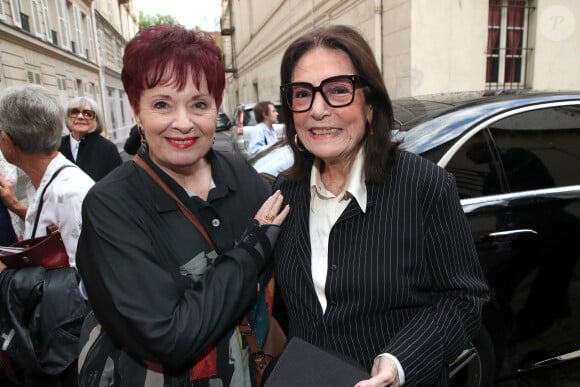 Nana Mouskouri et Fabienne Thibeault assiste à la pièce de théâtre "Quand je serai grand, je serai Nana Mouskouri" au studio Hébertot à Paris le 18 Septembre 2023.