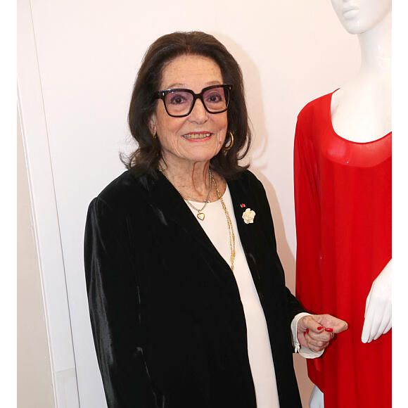 Nana Mouskouri a fêté ses 90 ans, et même si elle semble en pleine forme, la chanteuse a traversé des moments difficiles
Exclusif - Nana Mouskouri admire avec émotion les robes qu'elle a porté sur les scènes du monde entier - Exposition des robes de scènes de Nana Mouskouri à la Galerie Sabine Bayasli en vue de leur Vente aux enchères  au profit de la Fondation des Hôpitaux. Paris.