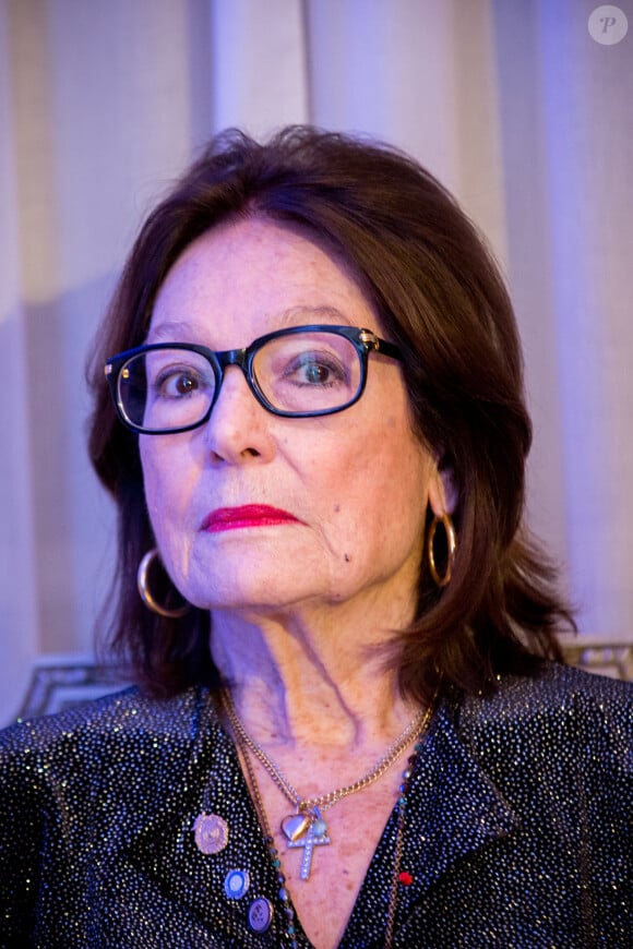 Nana Mouskouri - Cérémonie de remise du prix Nikos Gatsos 2016, attribué à Charles Aznavour à l'ambassade de Grèce à Paris le 19 décembre 2016.