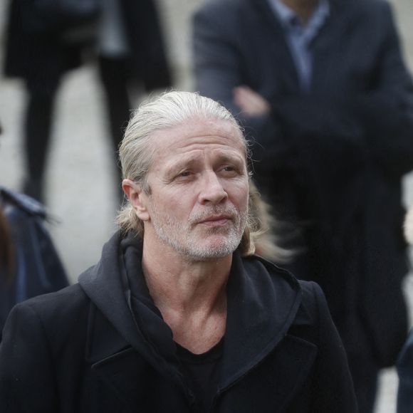 "Je serais prêt à revenir sur mon titre de champion du monde si je pouvais retrouver la connexion que j'ai eue avec ma fille Zoé", assure
 
Exclusif - Emmanuel Petit - Obsèques de Jérôme Le Fauconnier au cimetière du Père Lachaise à Paris, le 10 octobre 2024. Le journaliste de "L'Equipe" est décédé dans la nuit du 3 au 4 octobre 2024 à l'âge de 57 ans, des suites de la maladie de Charcot. © Christophe Clovis / Bestimage