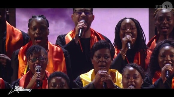 Sa mère faisait partie du choeur gospel qui l'accompagnait 
Capture du prime de la "Star Academy"