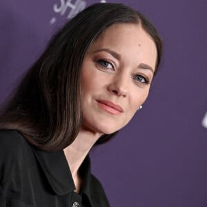 Une apparition remarquée
Marion Cotillard au photocall de l'événement Women in Film pour le prix Max Mara Face of the Future à l'hôtel Beverly Hilton à Los Angeles le 24 octobre 2024.