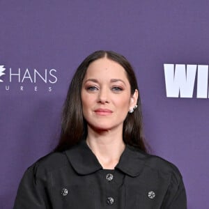 Marion Cotillard au photocall de l'événement Women in Film pour le prix Max Mara Face of the Future à l'hôtel Beverly Hilton à Los Angeles le 24 octobre 2024.