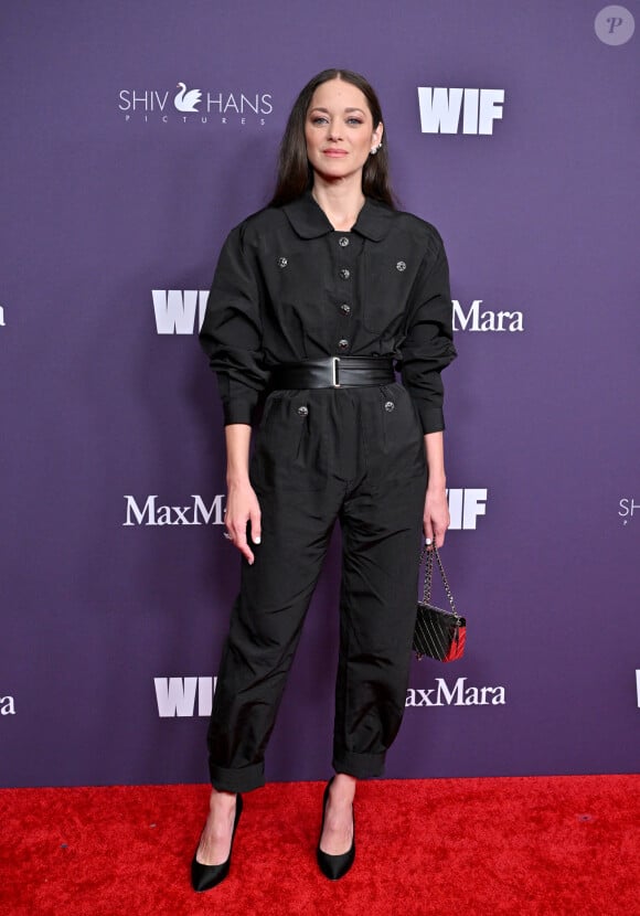 Marion Cotillard au photocall de la soirée Women In Film Annual Gala à l'hôtel Beverly Hilton à Los Angeles le 24 octobre 2024.