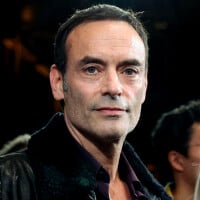 Anthony Delon garde le sourire auprès d'une courageuse fillette