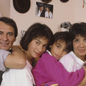 Ses parents, Stéphanie et Michel Fugain ont donc lancé cette association qui s'engage contre les leucémies et toute forme de cancer du sang.
En France, dans la Vallée de Chevreuse, chez lui à Levy-Saint-Nom, Michel Fugain avec sa femme Stéphanie, et leurs 2 filles, Marie et Laurette en septembre 1989.