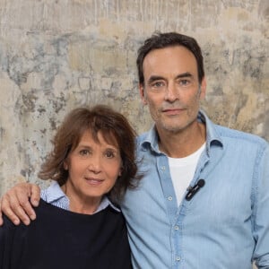 Exclusif - Stéphanie Fugain et Anthony Delon en prise de vue studio en marge du tournage du clip "Je garde le sourire !" de l'association Laurette Fugain dans les Studios de l'Usine à Paris, France, le 19 septembre 2024. © Manuelle Toussaint via Bestimage 