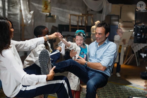 Exclusif - Cindy Fabre (miss France 2005), Anthony Delon sur le tournage du clip "Je garde le sourire !" de l'association Laurette Fugain dans les Studios de l'Usine à Paris, France, le 18 septembre 2024. © Christophe Clovis/Bestimage 