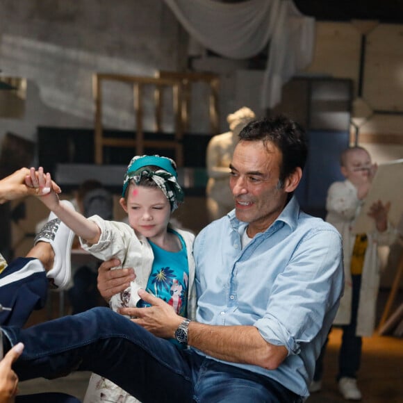 Exclusif - Cindy Fabre (miss France 2005), Anthony Delon sur le tournage du clip "Je garde le sourire !" de l'association Laurette Fugain dans les Studios de l'Usine à Paris, France, le 18 septembre 2024. © Christophe Clovis/Bestimage 