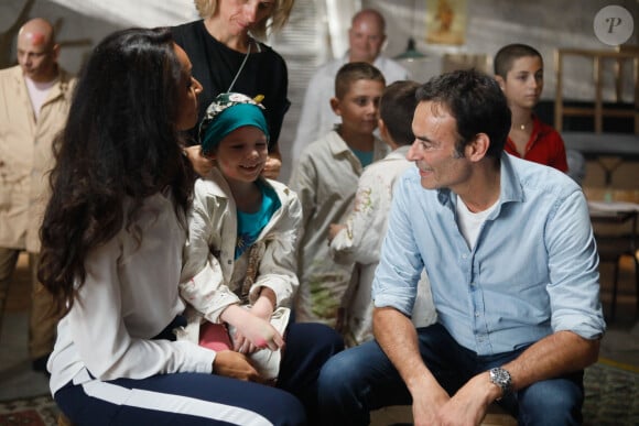 Exclusif - Cindy Fabre (miss France 2005), Anthony Delon sur le tournage du clip "Je garde le sourire !" de l'association Laurette Fugain dans les Studios de l'Usine à Paris, France, le 18 septembre 2024. © Christophe Clovis/Bestimage 