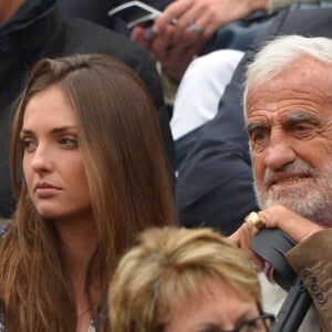 Jean-Paul Belmondo et sa petite-fille Annabelle regardent l'Espagnol Rafael Nadal gagner la finale masculine contre l'Espagnol David Ferrer 6-3, 6-2, 6-3 lors des Internationaux de France de tennis 2013 au stade Roland-Garros à Paris, France, le 9 juin 2013. Photo par Henri Szwarc/ABACAPRESS.COM