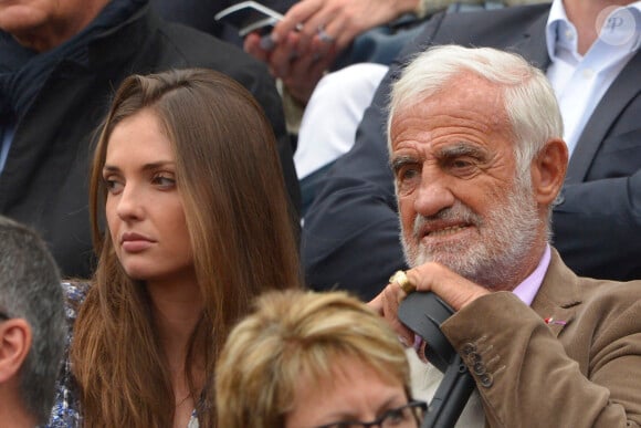 Jean-Paul Belmondo et sa petite-fille Annabelle regardent l'Espagnol Rafael Nadal gagner la finale masculine contre l'Espagnol David Ferrer 6-3, 6-2, 6-3 lors des Internationaux de France de tennis 2013 au stade Roland-Garros à Paris, France, le 9 juin 2013. Photo par Henri Szwarc/ABACAPRESS.COM