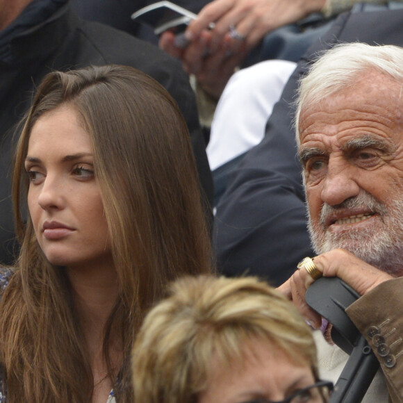 Jean-Paul Belmondo et sa petite-fille Annabelle regardent l'Espagnol Rafael Nadal gagner la finale masculine contre l'Espagnol David Ferrer 6-3, 6-2, 6-3 lors des Internationaux de France de tennis 2013 au stade Roland-Garros à Paris, France, le 9 juin 2013. Photo par Henri Szwarc/ABACAPRESS.COM