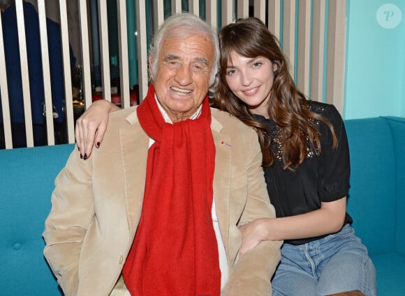 Photo d'archives de Jean-Paul Belmondo aux côtés de sa petite-fille Annabelle Belmondo au restaurant IDA à Paris, France, le 13 octobre 2016, pour célébrer la sortie du livre de cuisine Mes Recettes Bonne Humeur de Luana Belmondo. Photo par Pascal Baril/ABACAPRESS.COM