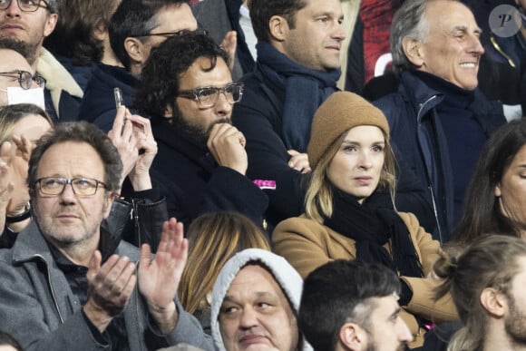 Maxim Nucci (Yodelice) et sa compagne Isabelle Ithurburu dans les tribunes lors du match de rugby du Tournoi des 6 Nations opposant la France à l'Angleterre au stade de France, à Saint-Denis, Seine Saint-Denis, France, le 19 mars 2022. La France s'offre le grand chelem dans le Tournoi des six nations, après sa victoire 25-13 contre l'Angleterre. © Cyril Moreau/Bestimage