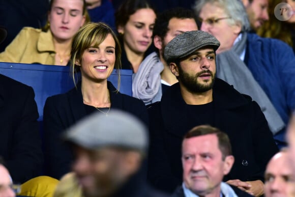 Isabelle Ithurburu et son compagnon Maxim Nucci - People dans les tribunes du Parc des Princes lors du Match PSG contre Nice le 27 octobre 2017. © Giancarlo Gorassini/Bestimage