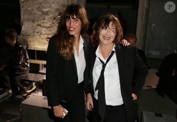 Lou Doillon et Jane Birkin assistent au défilé Saint Laurent dans le cadre de la Fashion Week Paris Ready to Wear Spring/Summer 2017 le 27 septembre 2016 à Paris, France. Photo par Jerome Domine /ABACAPRESS.COM