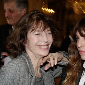 Lou Doillon et sa mère Jane Birkin reçoivent le titre de Chevalier de l'Ordre des Arts et des Lettres des mains de la ministre de la Culture Aurelie Filippetti au ministère de la Culture à Paris, France, le 10 avril 2013 à Paris, France. Photo par Jerome Domine/ABACAPRESS.COM