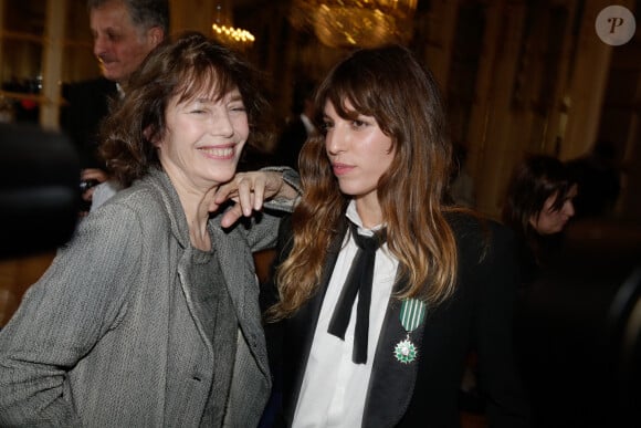 Lou Doillon et sa mère Jane Birkin reçoivent le titre de Chevalier de l'Ordre des Arts et des Lettres des mains de la ministre de la Culture Aurelie Filippetti au ministère de la Culture à Paris, France, le 10 avril 2013 à Paris, France. Photo par Jerome Domine/ABACAPRESS.COM