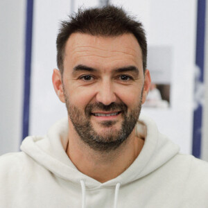 Multimillionnaire, Cyril Lignac a bâti sa fortune...
EXCLUSIF- Le chef français Cyril Lignac lors de sa première séance de dédicaces à la veille de la sortie de son nouveau livre "Saisons" à la librairie Mollat à Bordeaux, France. Photo par Thibaud Moritz/ABACAPRESS.COM