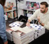 ...il a eu la bonne idée de coucher ses meilleures recettes dans des livres...
EXCLUSIF- Le chef français Cyril Lignac lors de sa première séance de dédicaces à la veille de la sortie de son nouveau livre "Saisons" à la librairie Mollat à Bordeaux, France, le 16 octobre 2019. Photo par Thibaud Moritz/ABACAPRESS.COM