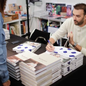 ...il a eu la bonne idée de coucher ses meilleures recettes dans des livres...
EXCLUSIF- Le chef français Cyril Lignac lors de sa première séance de dédicaces à la veille de la sortie de son nouveau livre "Saisons" à la librairie Mollat à Bordeaux, France, le 16 octobre 2019. Photo par Thibaud Moritz/ABACAPRESS.COM