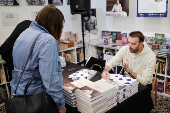 ...il a eu la bonne idée de coucher ses meilleures recettes dans des livres...
EXCLUSIF- Le chef français Cyril Lignac lors de sa première séance de dédicaces à la veille de la sortie de son nouveau livre "Saisons" à la librairie Mollat à Bordeaux, France, le 16 octobre 2019. Photo par Thibaud Moritz/ABACAPRESS.COM