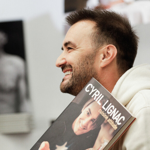  Il toucherait au minimum 50 000 euros d'à valoir pour chaque parution...
EXCLUSIF- Le chef français Cyril Lignac lors de sa première séance de dédicaces à la veille de la sortie de son nouveau livre "Saisons" à la librairie Mollat à Bordeaux, France, le 16 octobre 2019. Photo par Thibaud Moritz/ABACAPRESS.COM