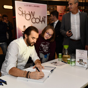 ...qui sont devenus de juteux best-sellers.
Semi-Exclusif - Cyril Lignac est l'invité "Star" de ShowColat le 2 novembre 2018. Cette semaine dédiée au chocolat organisée par CAP 3000, la galerie commerciale de Saint-Laurent du Var, près de Nice. © Bruno Bebert/Bestimage