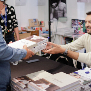 EXCLUSIF- Le chef français Cyril Lignac lors de sa première séance de dédicaces à la veille de la sortie de son nouveau livre "Saisons" à la librairie Mollat à Bordeaux, France, le 16 octobre 2019. Photo par Thibaud Moritz/ABACAPRESS.COM