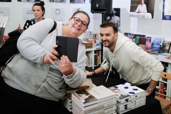 EXCLUSIF- Le chef français Cyril Lignac lors de sa première séance de dédicaces à la veille de la sortie de son nouveau livre "Saisons" à la librairie Mollat à Bordeaux, France, le 16 octobre 2019. Photo par Thibaud Moritz/ABACAPRESS.COM