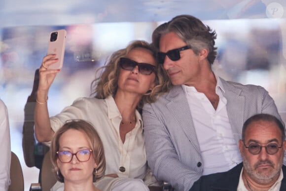 Caroline Roux et son mari Laurent Solly - Célébrités dans les tribunes de la finale homme des Internationaux de France de tennis de Roland Garros 2024 à Paris le 9 juin 2024. © Jacovides-Moreau/Bestimage