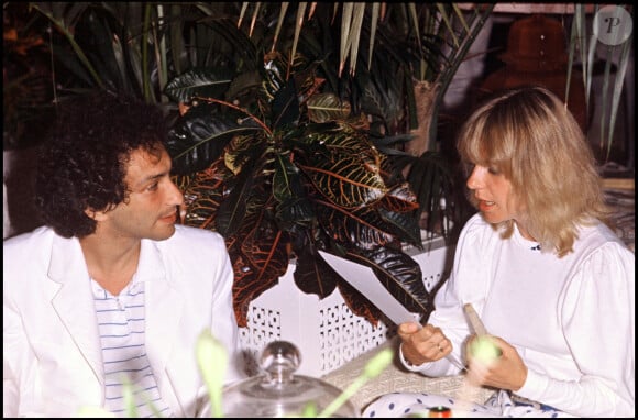 Michel Berger et sa femme France Gall à une soirée blanche chez Eddie Barclay dans sa villa de Saint-Tropez soirée