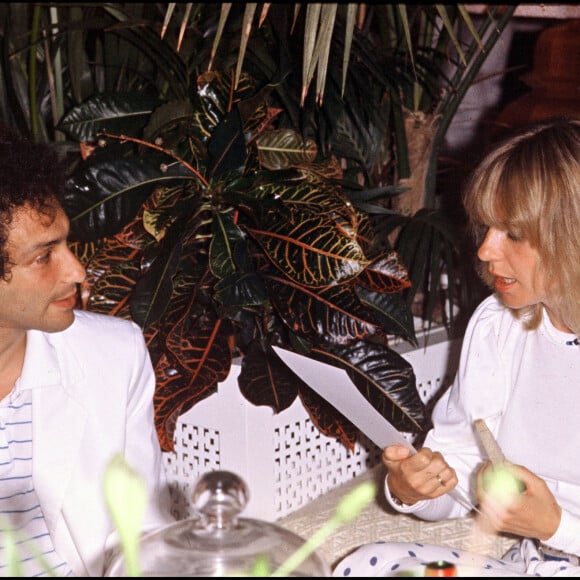 Michel Berger et sa femme France Gall à une soirée blanche chez Eddie Barclay dans sa villa de Saint-Tropez soirée