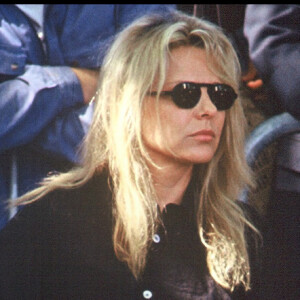 France Gall avec son fils Raphael Hamburger et sa fille Pauline Hamburger (enfants de Michel Berger) aux obsèques de Michel Berger au cimetière de Montmartre à Paris en 1992